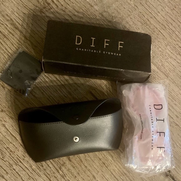 Diff Eyewear Dixie Pink Glitter Sunglasses.